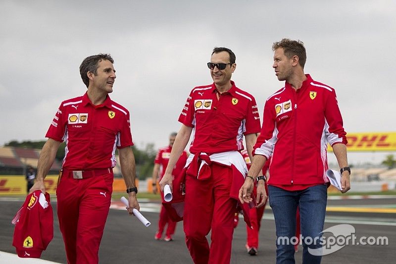 Sebastian Vettel, Ferrari con Riccardo Adami, Ferrari ingeniero de carrera caminan por la pista