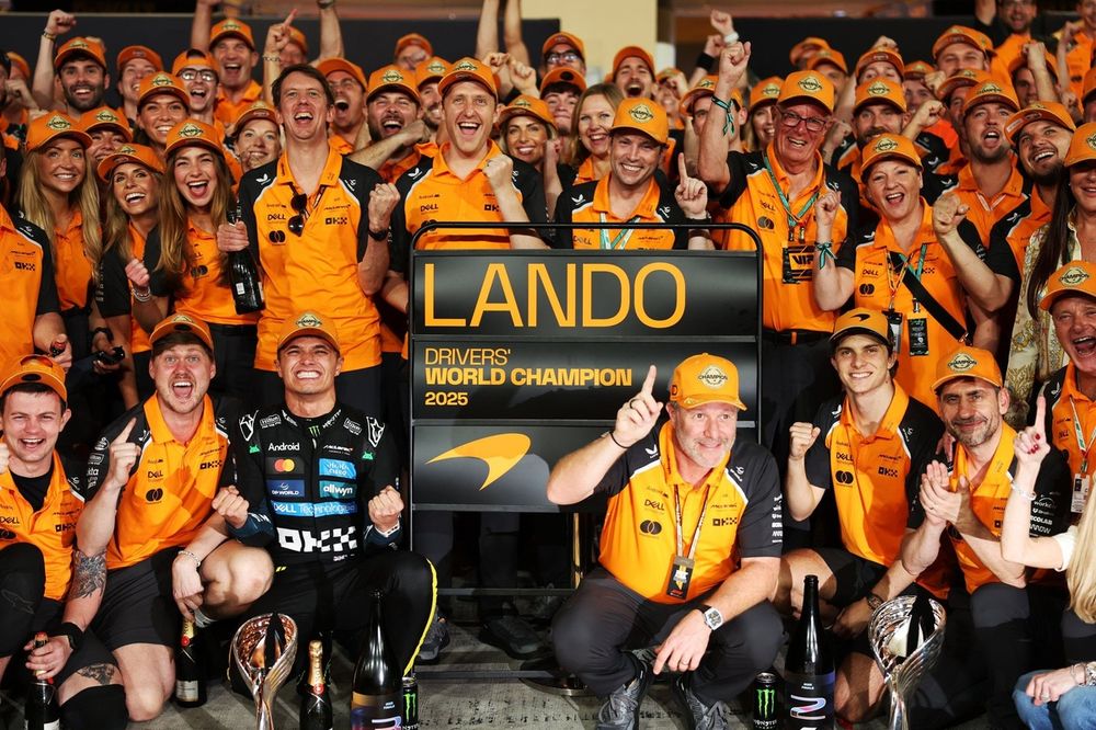 Lando Norris, McLaren, Oscar Piastri, McLaren, Andrea Stella, McLaren, Zak Brown, McLaren