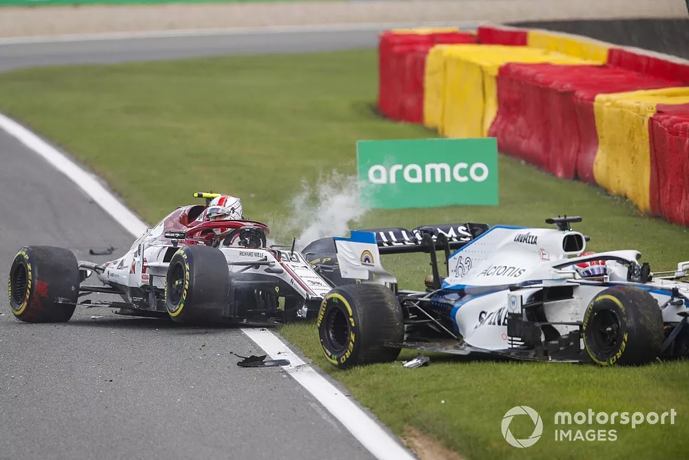 George Russell, Williams FW43 y Antonio Giovinazzi, Alfa Romeo Racing C39, ambos empiezan a salir de sus autom&oacute;viles despu&eacute;s de chocar en la pista