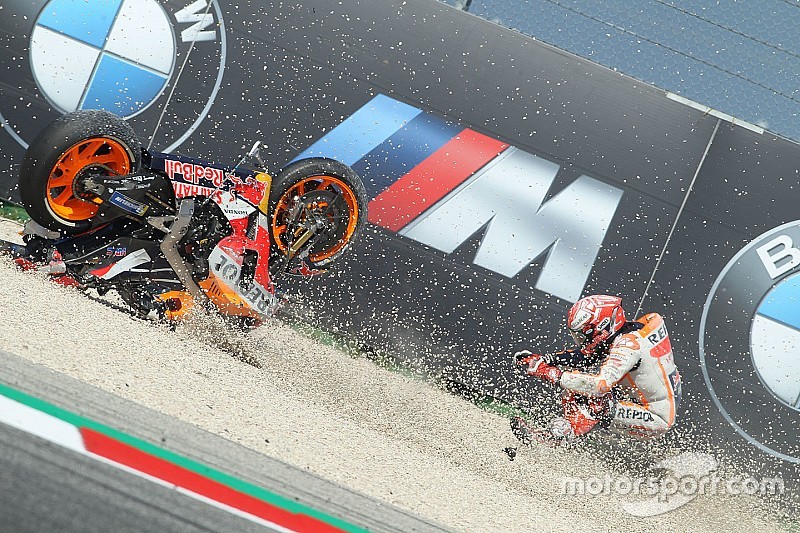 Márquez gana cayéndose