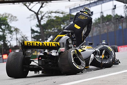 Így vágta neki a korlátnak Hülkenberg a Renault-t a brazil szabadedzésen: videó és képek