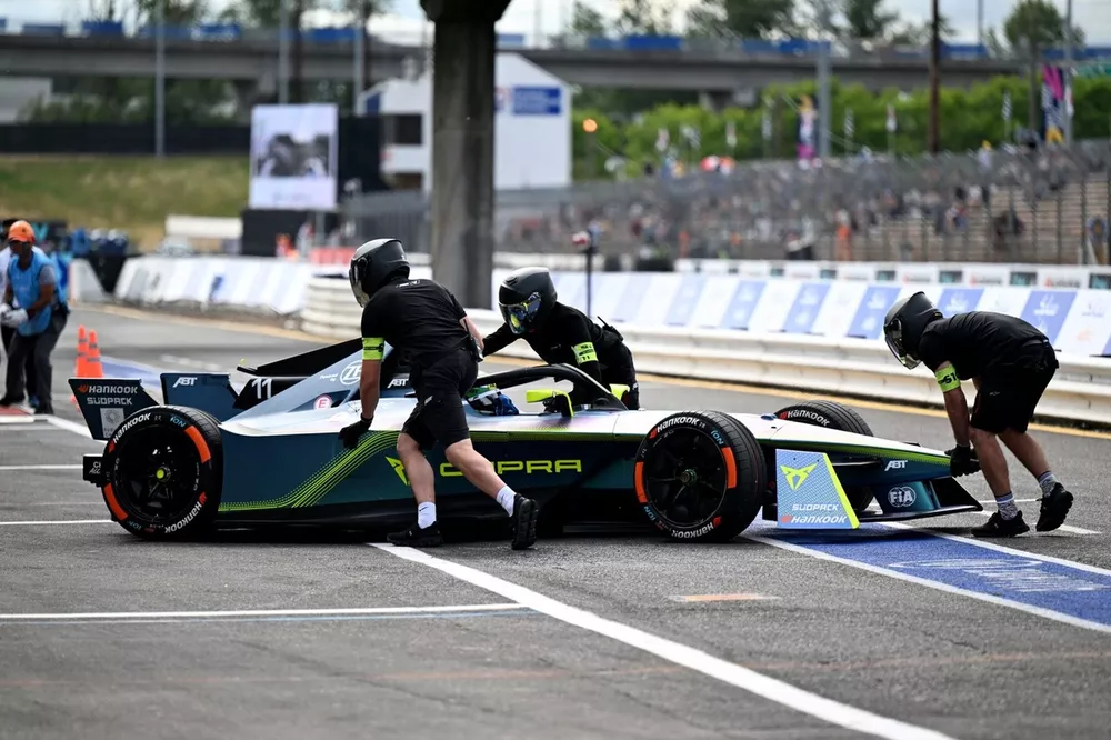Mecánicos del ABT CUPRA Formula E Team empujan a Lucas di Grassi, ABT CUPRA Formula E Team, M9Electro, de vuelta al garaje