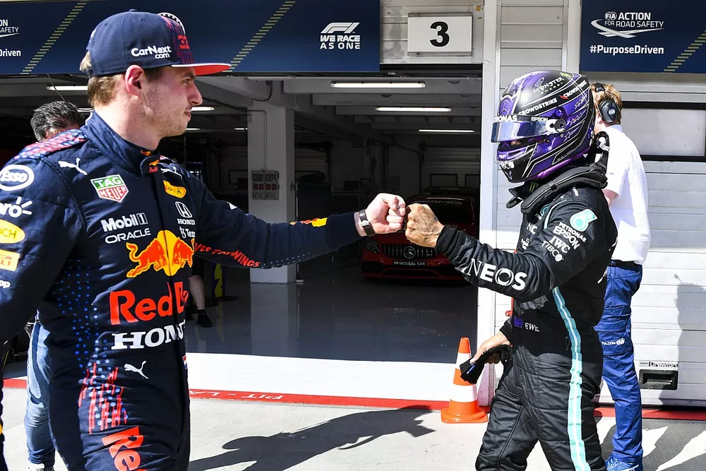 Pole man Lewis Hamilton, Mercedes, e Max Verstappen, Red Bull Racing, al Parc Ferme dopo le qualifiche