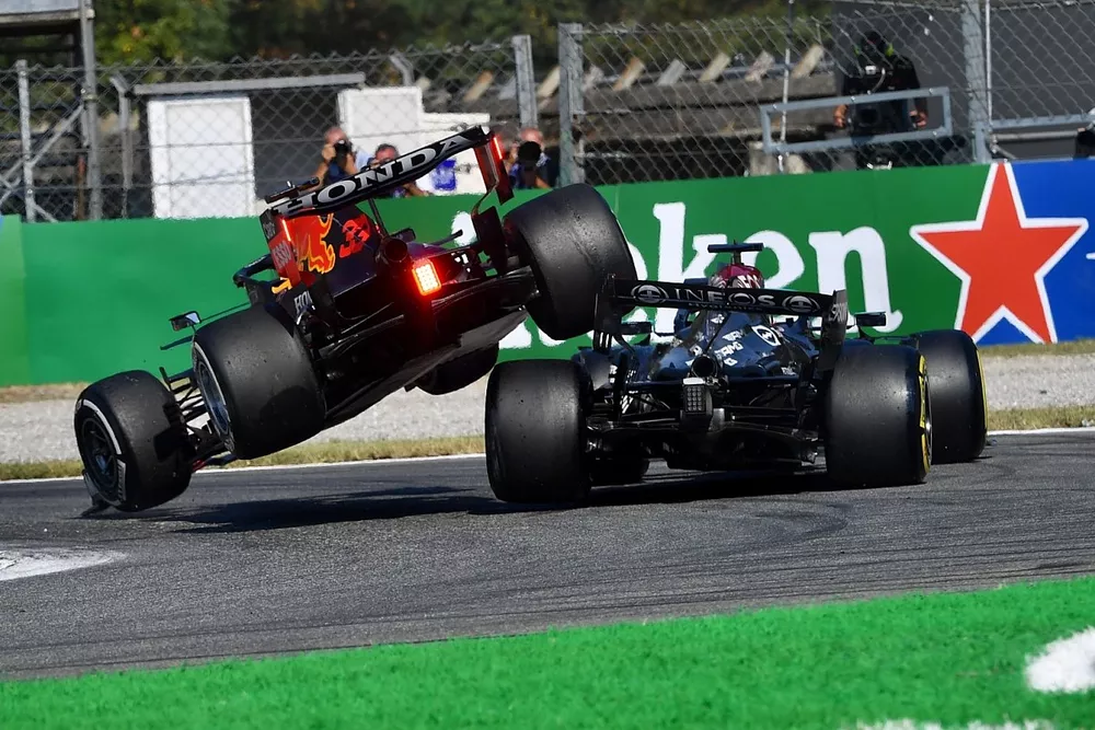 Le crash entre Max Verstappen, Red Bull Racing RB16B, et Lewis Hamilton, Mercedes W12