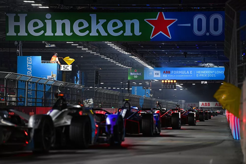 Les monoplaces passent sur la ligne de d&eacute;part pendant la voiture de s&eacute;curit&eacute;