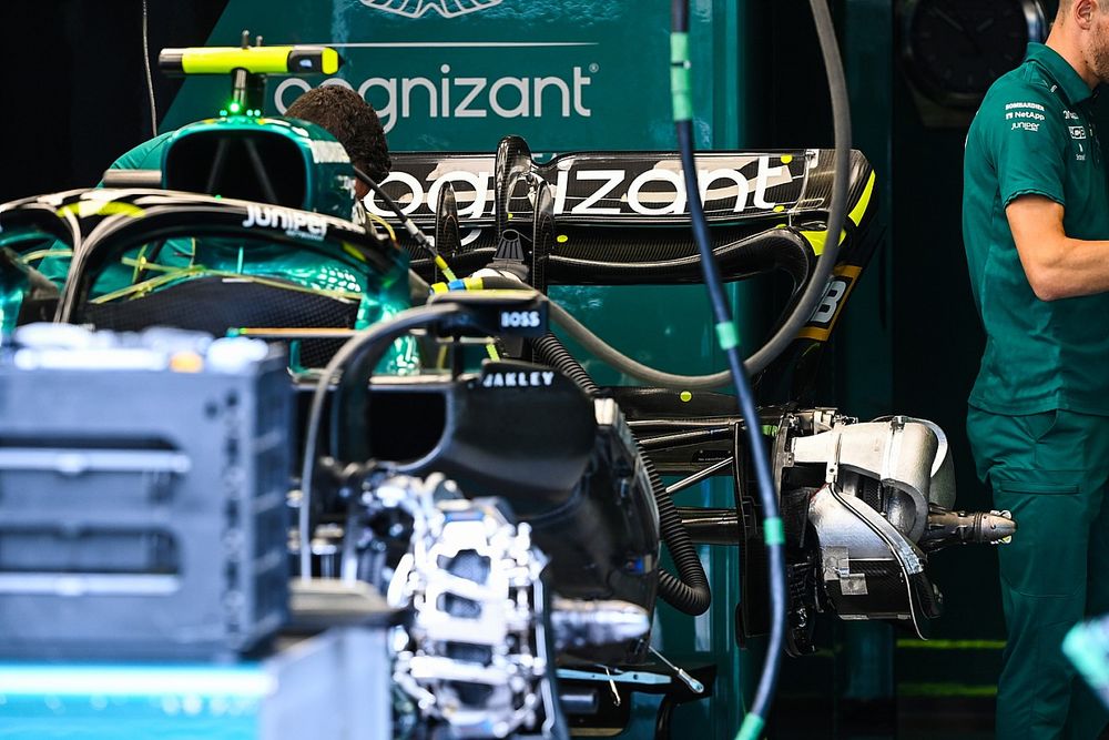 Detalle de la parte trasera del Aston Martin AMR22