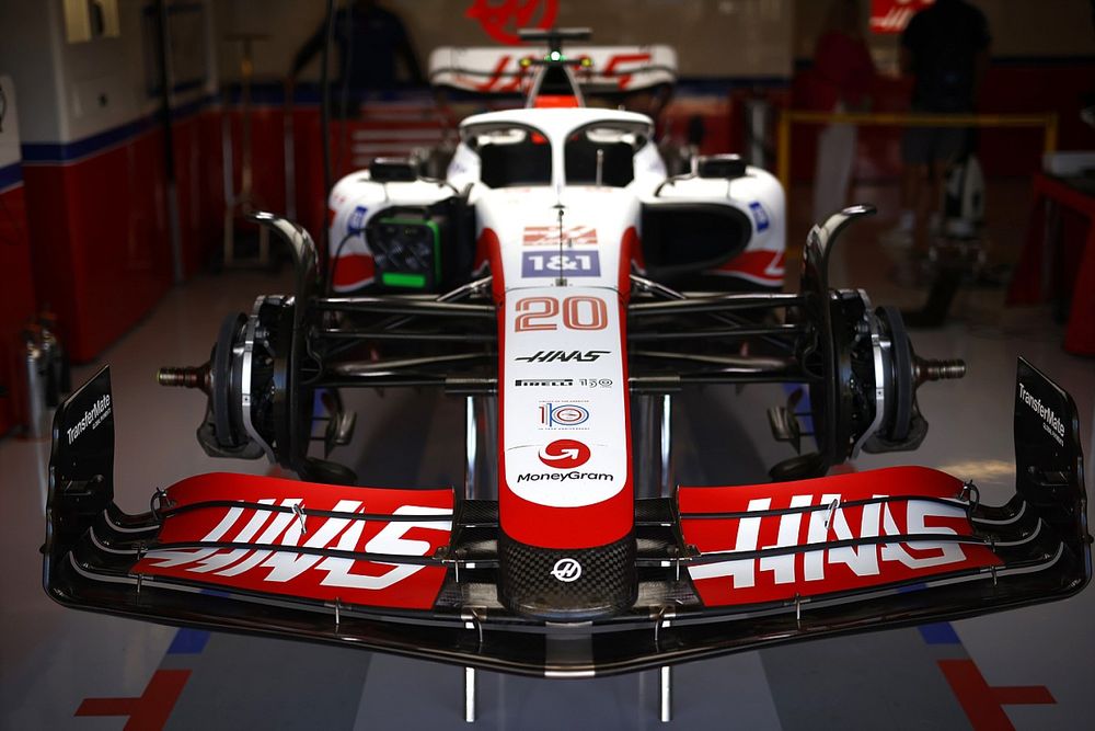 Haas VF-22, en el garaje, detalle de su nuevo patrocinador MoneyGram