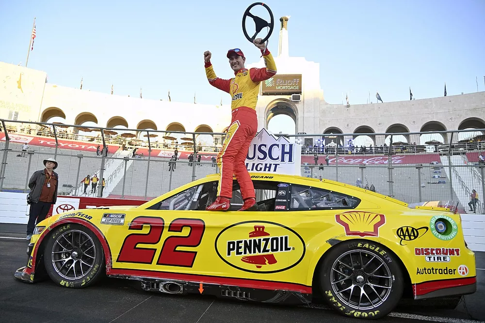 Joey Logano, Team Penske, Ford Mustang Shell Pennzoil celebrates his race victory