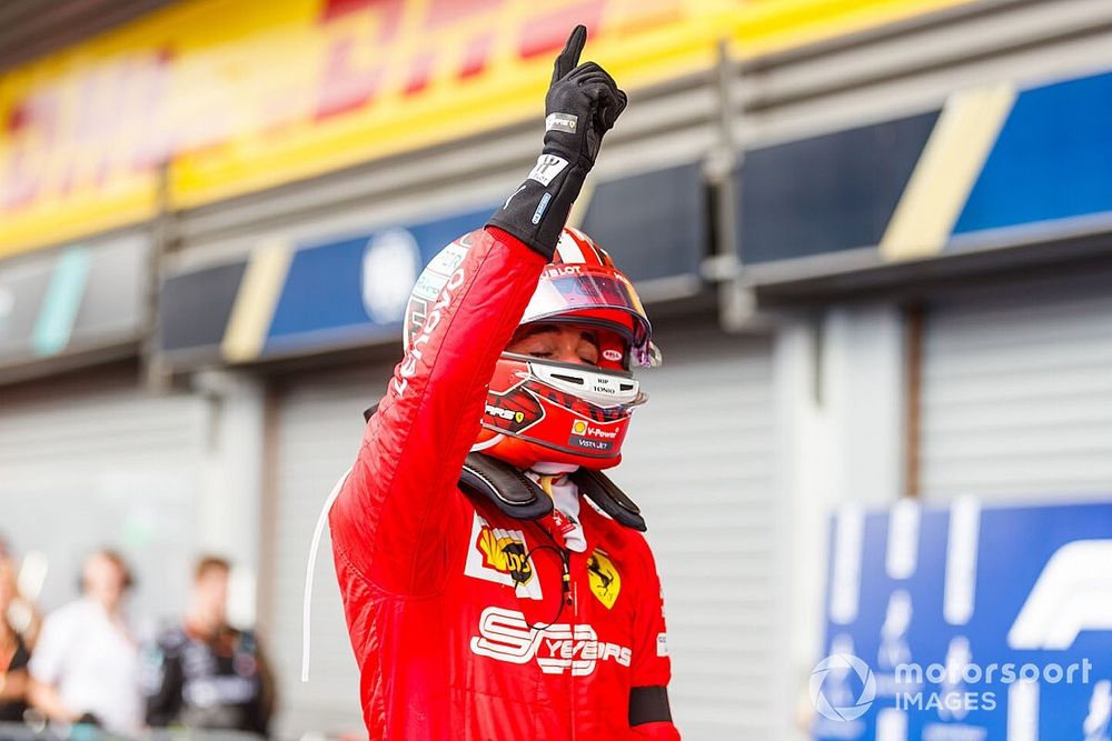 Charles Leclerc, Ferrari, 1er puesto, celebra a su llegada al Parque Ferme