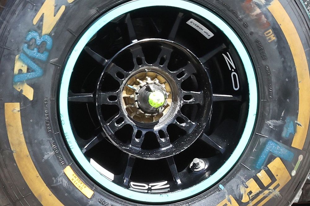 Detalle de la tuerca de Valtteri Bottas, Mercedes W12 