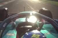 V&iacute;deo: Alonso se cabrea con Hamilton y le aplaude ir&oacute;nicamente desde el coche