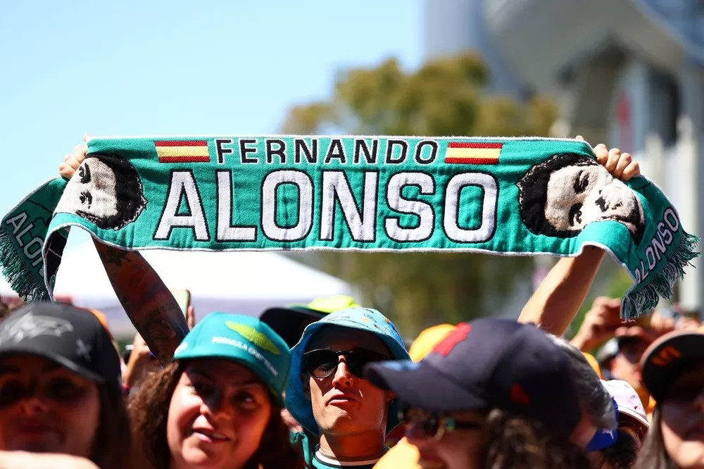 Fan de Fernando Alonso, Aston Martin Racing