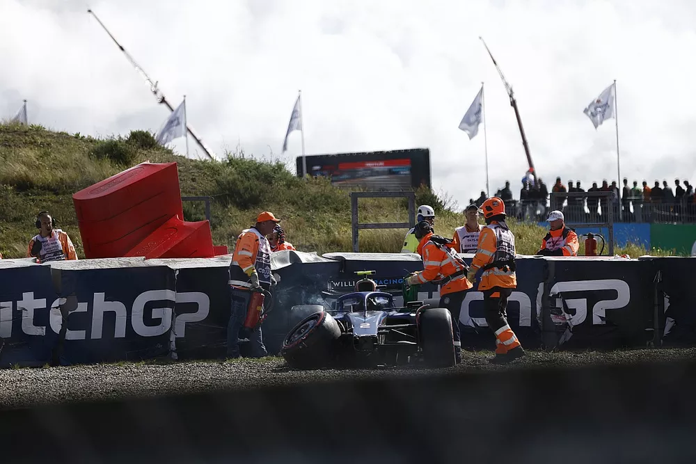 Los oficiales de pista remueven el coche de Logan Sargeant, Williams FW45, tras su accidente en la Q3 de Zandvoort