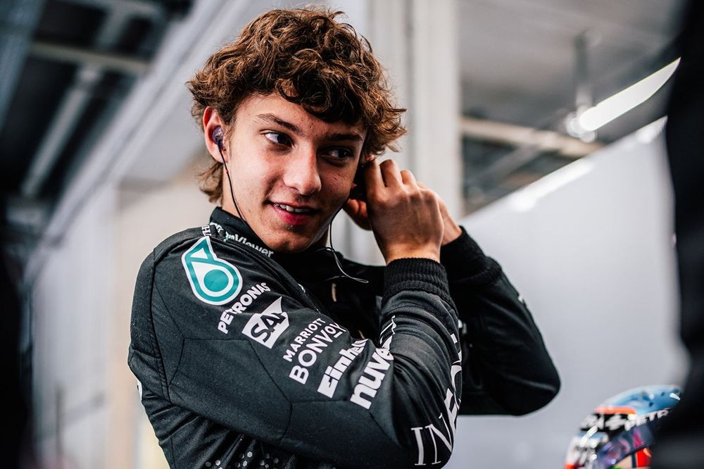 Andrea Kimi Antonelli dirige Mercedes W12