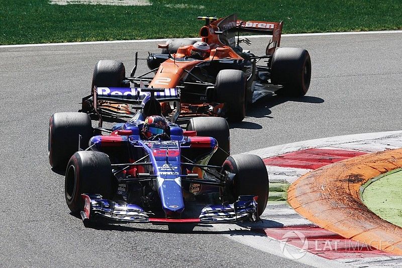 Daniil Kvyat, Scuderia Toro Rosso STR12, Stoffel Vandoorne, McLaren MCL32