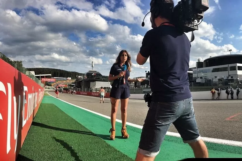 Iker Viana, c&aacute;mara de televisi&oacute;n de Movistar + F1, y Noem&iacute; de Miguel, periodista de Movistar + F1