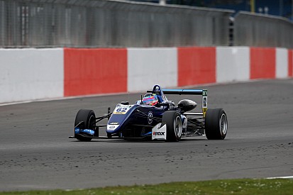 Előzésparádéval nyitotta a szezont Habsburg Silverstone-ban