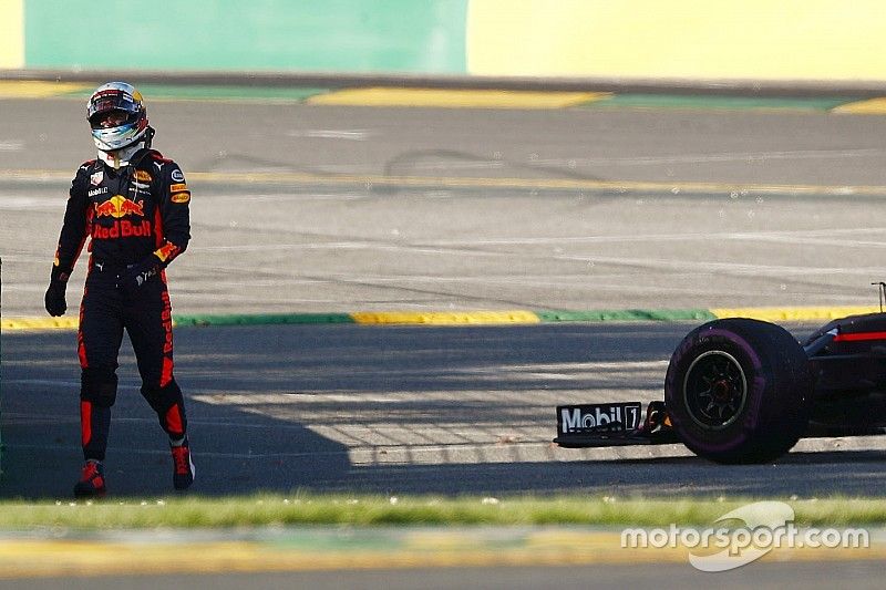 Daniel Ricciardo, Red Bull Racing RB13, aleja de su coche después de parar en la pista