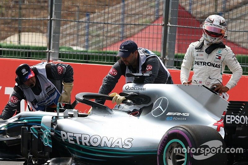 Lewis Hamilton, Mercedes-AMG F1 W09, se detiene en pista