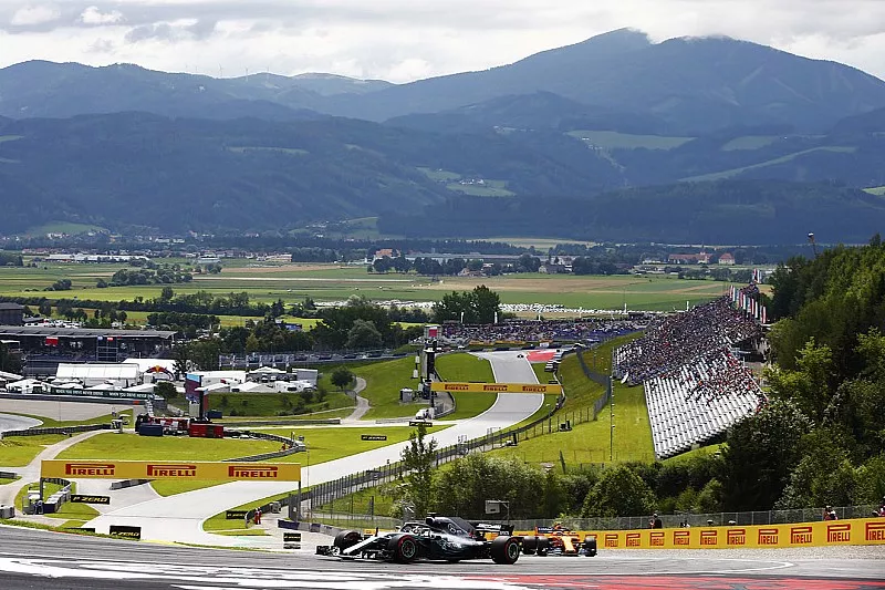 Lewis Hamilton, Mercedes AMG F1 W09, precede Stoffel Vandoorne, McLaren MCL33