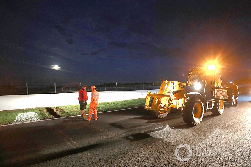 Silverstone, MotoGP yarışı için gece çalışmaları sürdürüyor