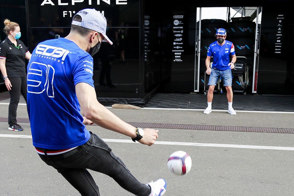 Esteban Ocon, Alpine F1, Fernando Alonso, Alpine F1  juegan al f&uacute;tbol
