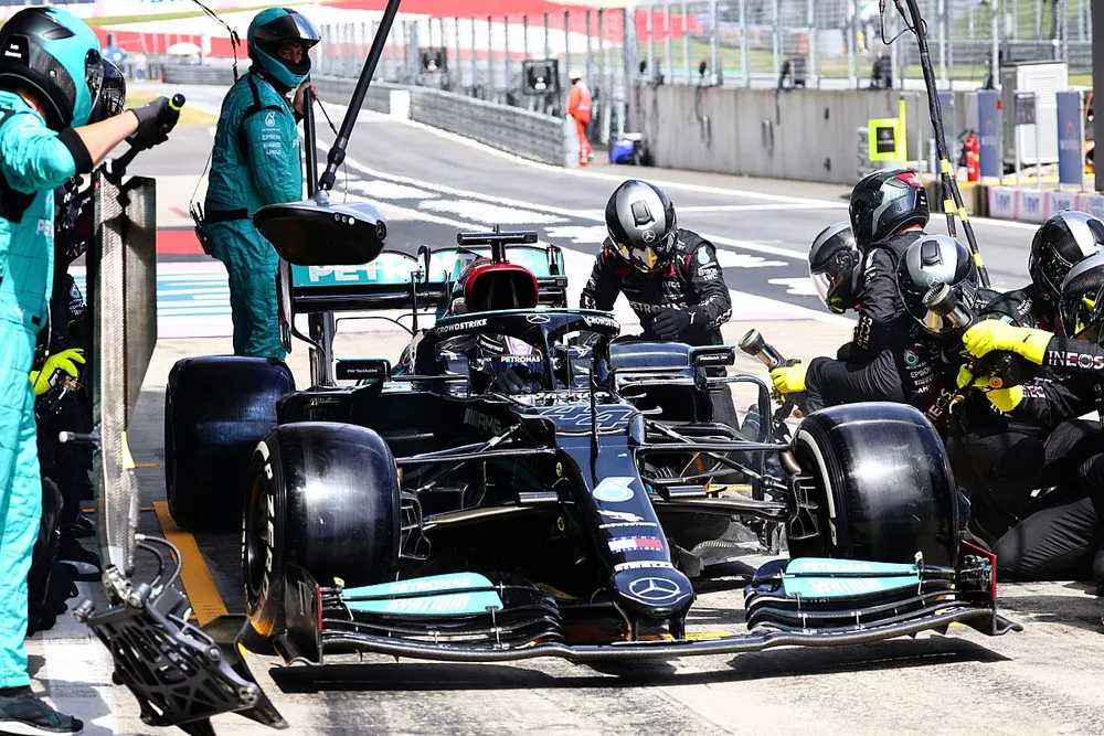Lewis Hamilton, Mercedes W12, pit stop