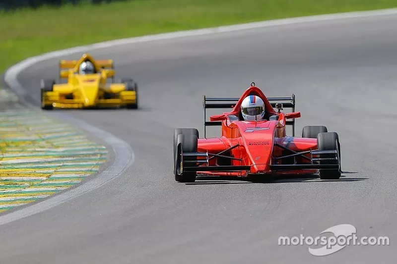 Andr&eacute; Nobre liderando a primeira corrida