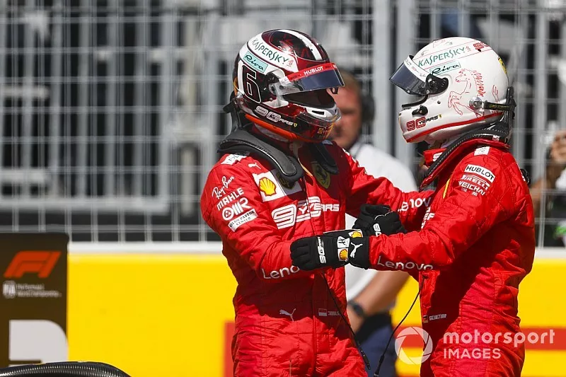 Charles Leclerc, Ferrari, f&eacute;licite son co&eacute;quipier, Sebastian Vettel, Ferrari, pour sa pole position
