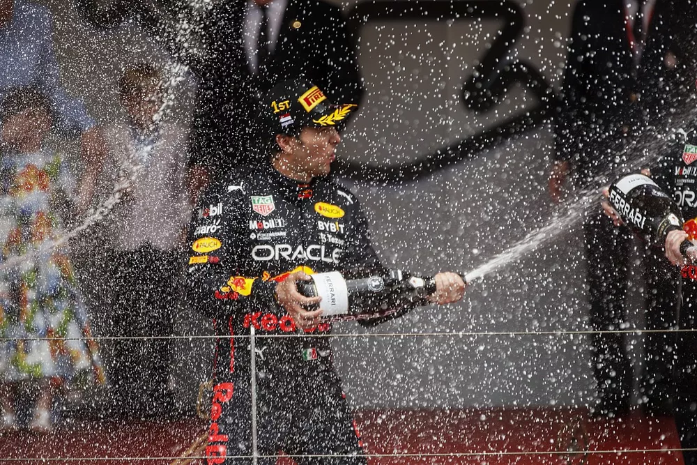 Podio: ganador Sergio P&eacute;rez, Red Bull Racing