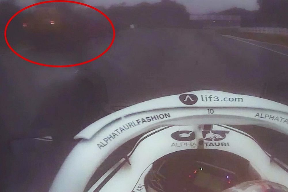 Pierre Gasly, AlphaTauri AT03 una grua enla pista