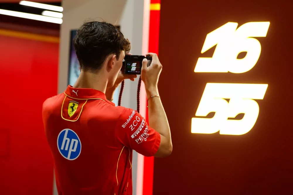 Oliver Bearman, pilote de r&eacute;serve Ferrari et Haas F1 Team, prend une photo des num&eacute;ros des pilotes de la Scuderia