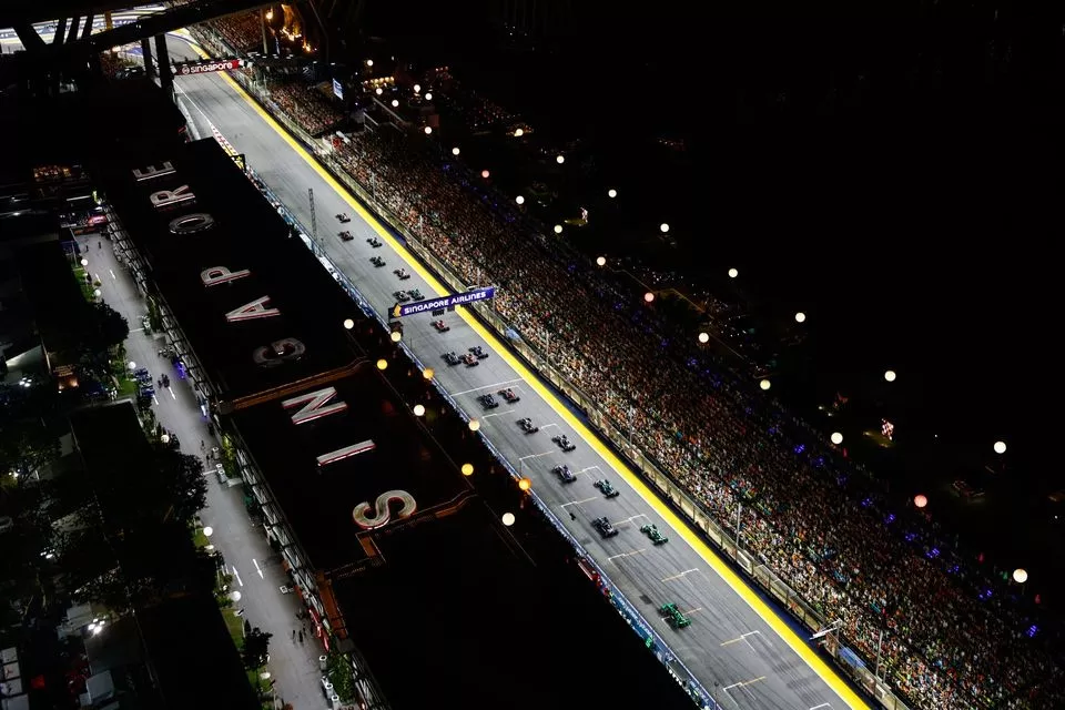 Lando Norris, McLaren MCL38, Max Verstappen, Red Bull Racing RB20, Lewis Hamilton, Mercedes F1 W15, George Russell, Mercedes F1 W15, de rest van het veld bij de start