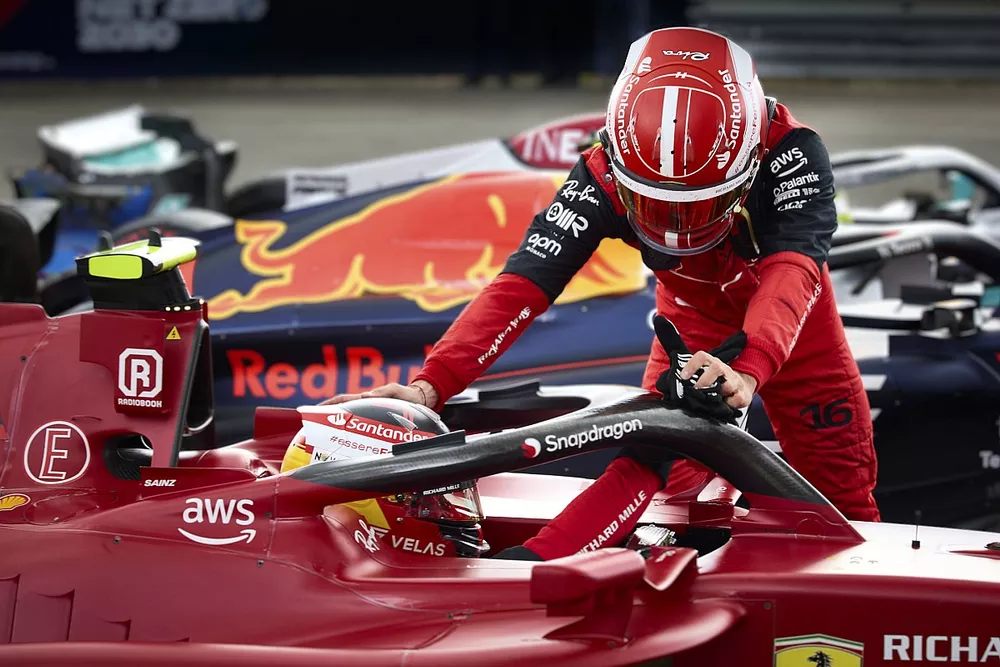 Charles Leclerc, Ferrari, da la enhorabuena a Carlos Sainz, Ferrari, en el parc ferme