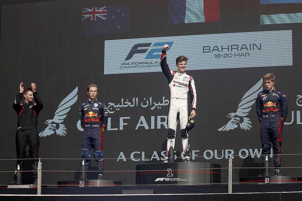 Liam Lawson, Carlin, 2ª posición, Theo Pourchaire, ART Grand Prix, 1ª posición, Juri Vips, Hitech Grand Prix, 3ª posición, en el podio