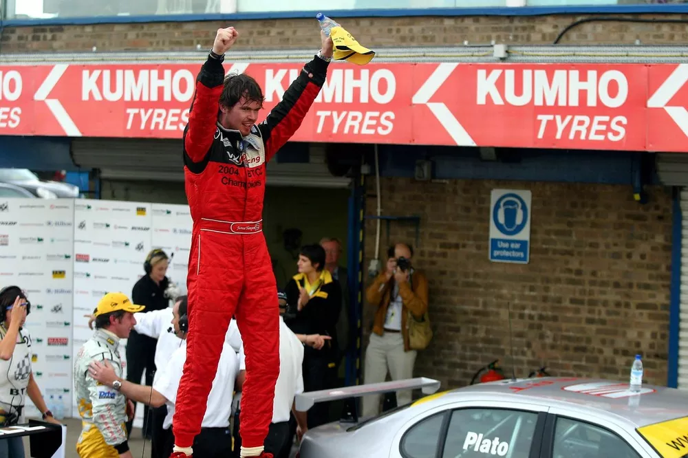 James Thompson (GBR) VX Racing wins the 2004 BTCC championship.British Touring Car Championship
