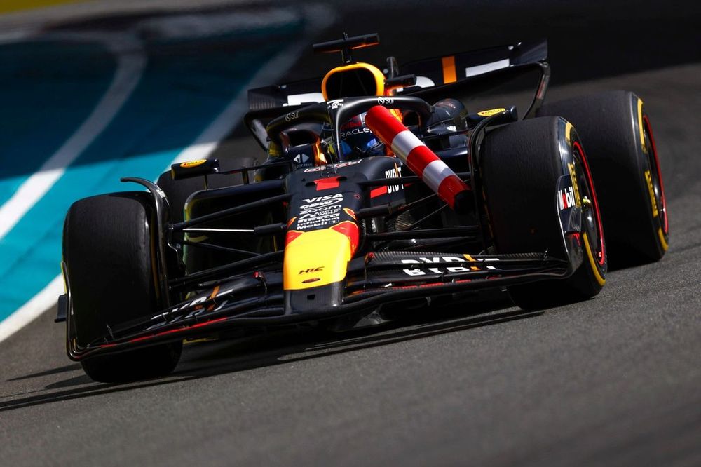 Max Verstappen, Red Bull Racing RB20, with a bollard in his suspension