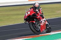 Acosta, contento en su debut en MotoGP: "La primera ca&iacute;da ha sido por cabez&oacute;n"