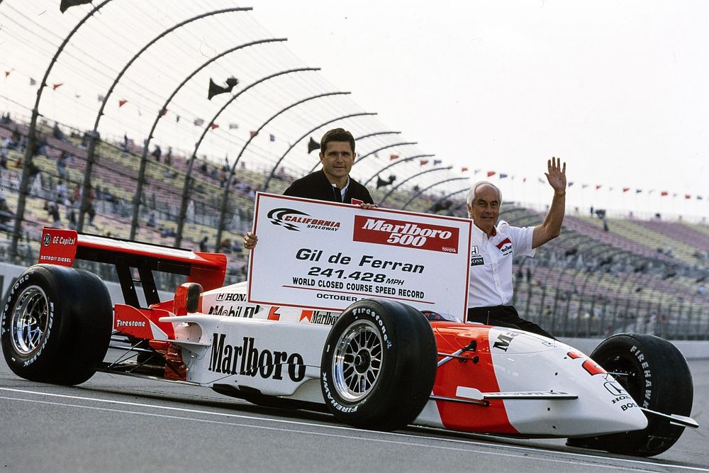 Gil de Ferran celebrates breaking the world closed course speed record with Roger Penske on his Team Penske Reynard 2KI Honda, after setting a speed of 241.428mph average