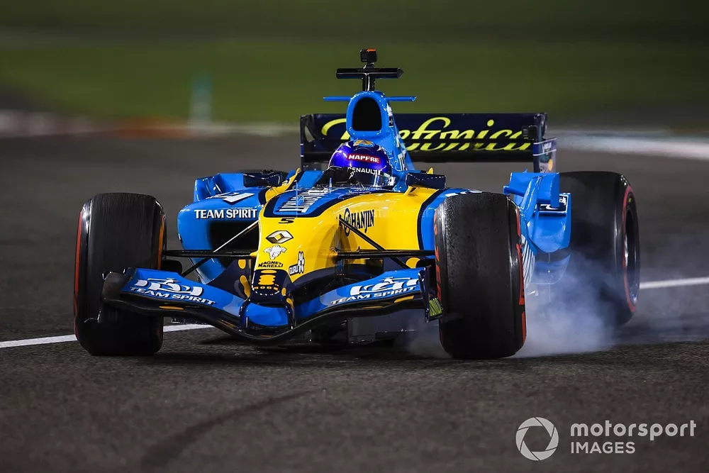 Fernando Alonso conduit sa Renault R25 championne du monde 2005