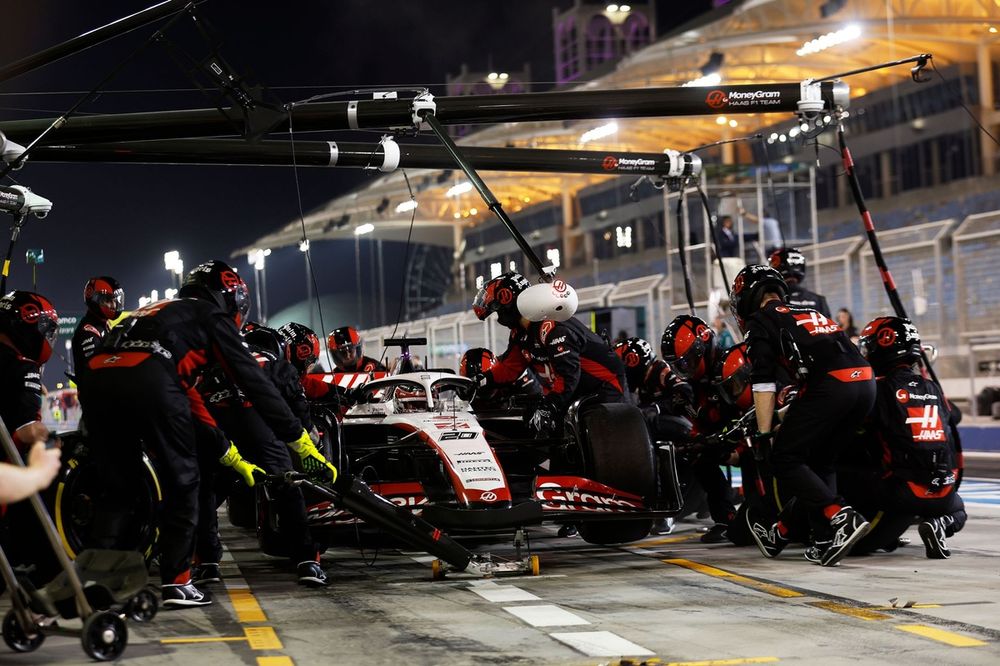 Kevin Magnussen, Haas VF-23, practices a pit stop