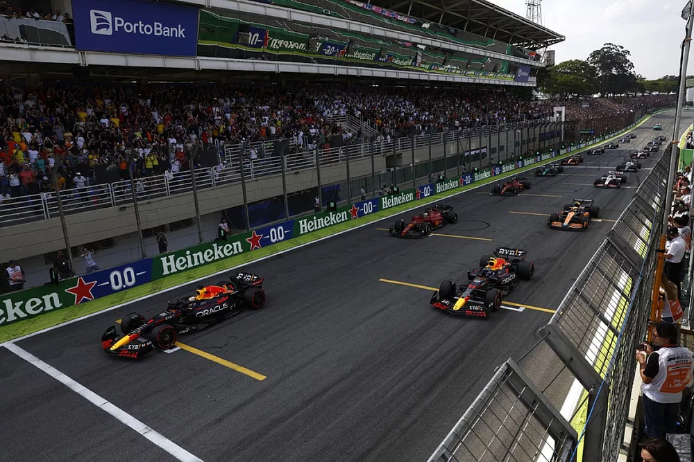 Max Verstappen, Red Bull Racing RB18, Sergio Perez, Red Bull Racing RB18, Carlos Sainz, Ferrari F1-75, Lando Norris, McLaren MCL36, Charles Leclerc, Ferrari F1-75, the remainder of the field away for the start