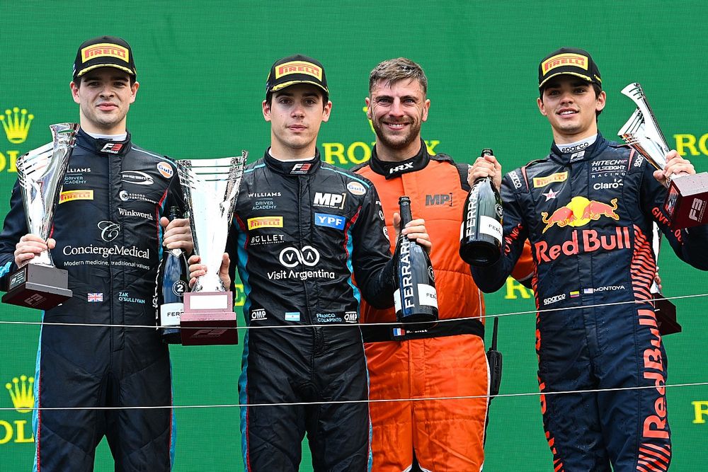 Zak O'Sullivan, Prema Racing, Franco Colapinto, MP Motorsport y Sebastian Montoya, Hitech Pulse-Eight en el podio con el trofeo y el champ&aacute;n.