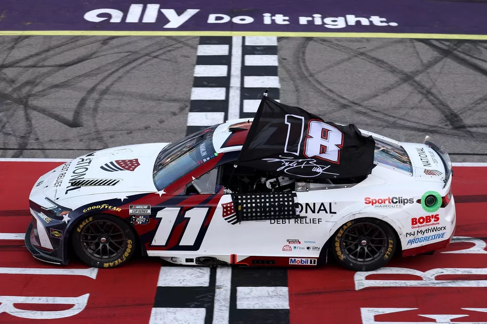Denny Hamlin wins and honors Kyle Busch, No. 11 Joe Gibbs Racing Toyota