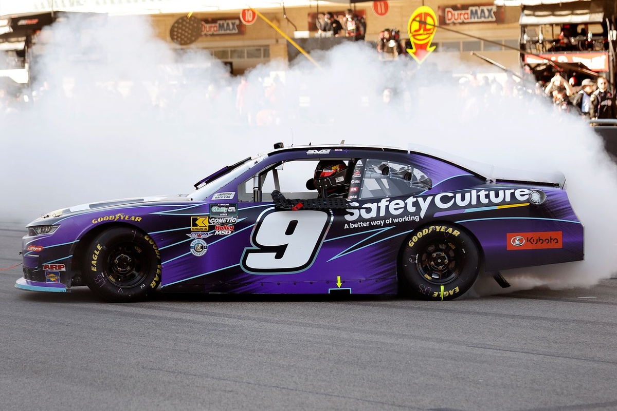 NASCAR O’Reilly: Van Gisbergen brilha e vence primeira em Austin