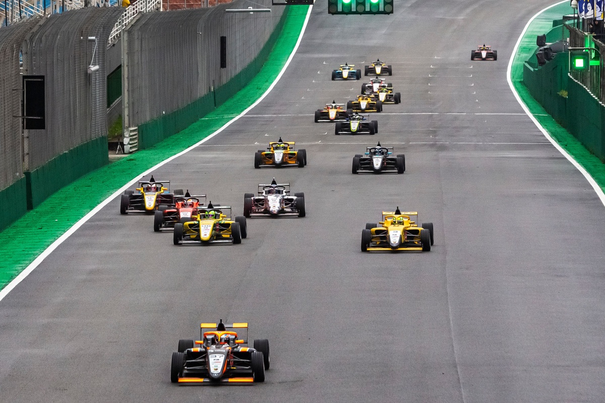 Fausto Arnaudo vence terceira etapa da Fórmula 4 Brasil em Interlagos