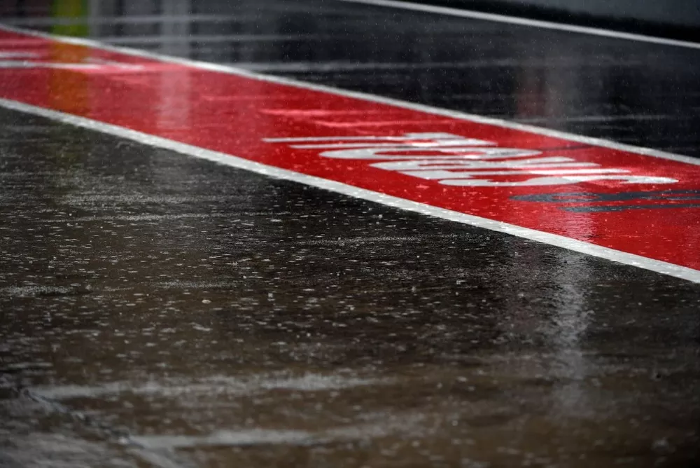 f1-malaysian-gp-2017-rain-and-wet-pit-lane