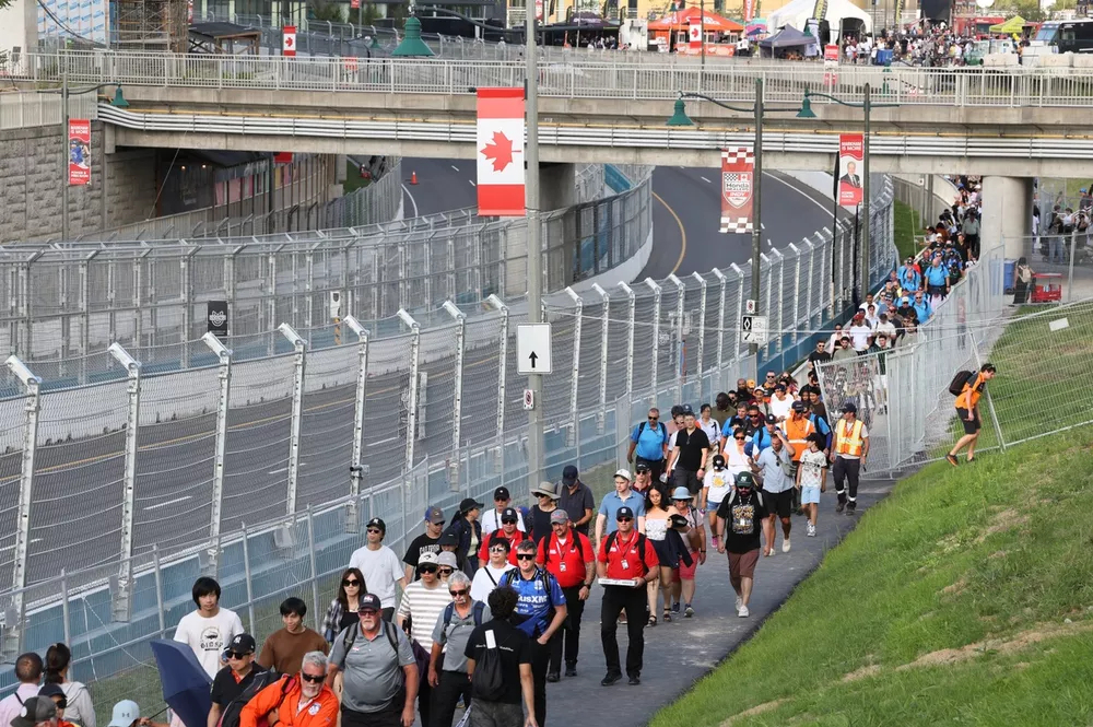 Crowds leave Markham after delays