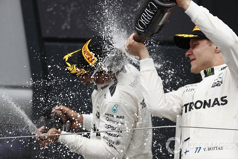 Podium: second place Valtteri Bottas, Mercedes AMG F1, Race winner Lewis Hamilton, Mercedes AMG F1