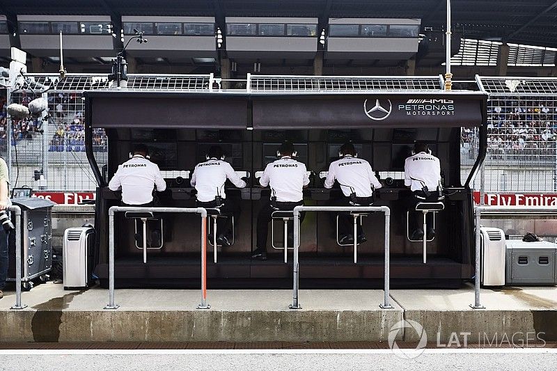 Mercedes team en el pit wall